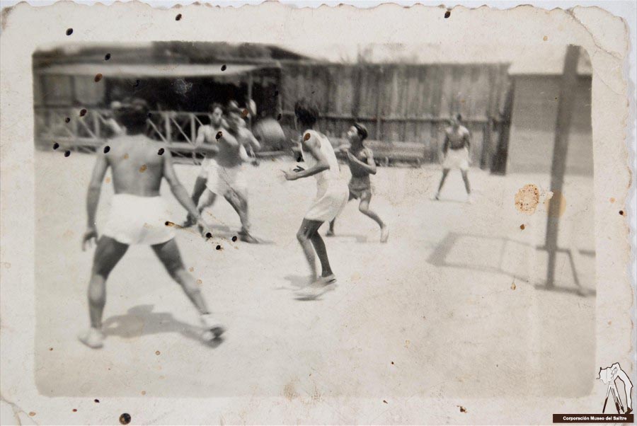 Jugando básquetbol