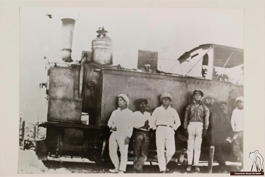 obreros en locomotora